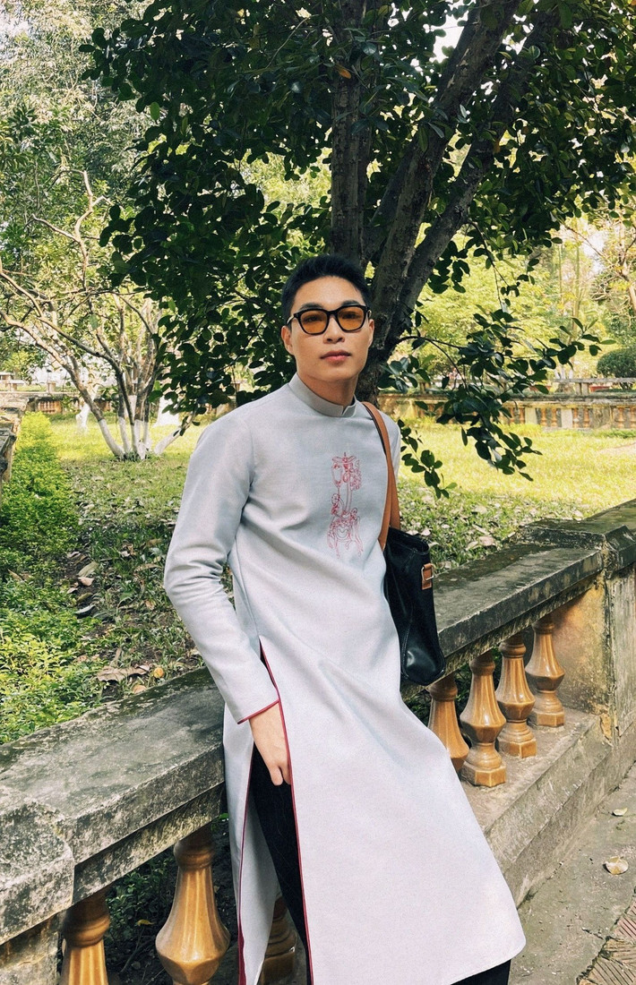 Ngoài việc làm người dẫn chương trình và phóng viên cho kênh, Dylan Le còn là nhà thiết kế đồ hoạ và animator (họa sĩ diễn hoạt).