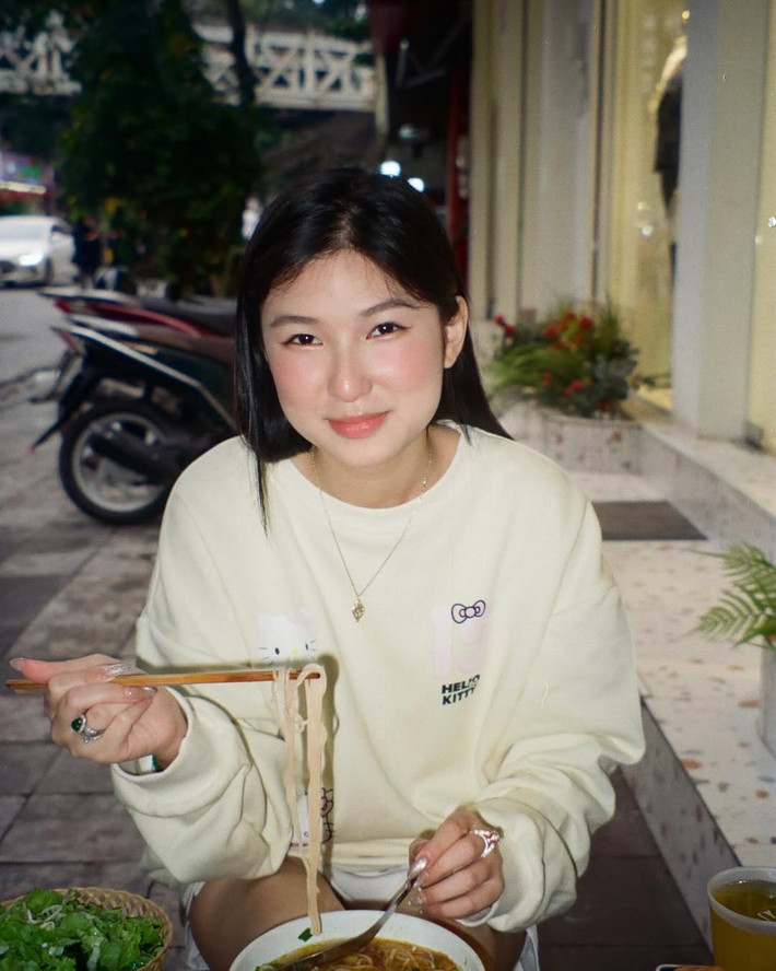 Ngược lại với những ý kiến này, một bộ phận cư dân mạng cho rằng cần đặt sự việc vào tình huống cụ thể. Với Nàng Mơ, có thể trong lúc gấp gáp và căng thẳng ở hậu trường, cô phản ứng như vậy là dễ hiểu, không nên bắt bẻ từng từ ngữ.