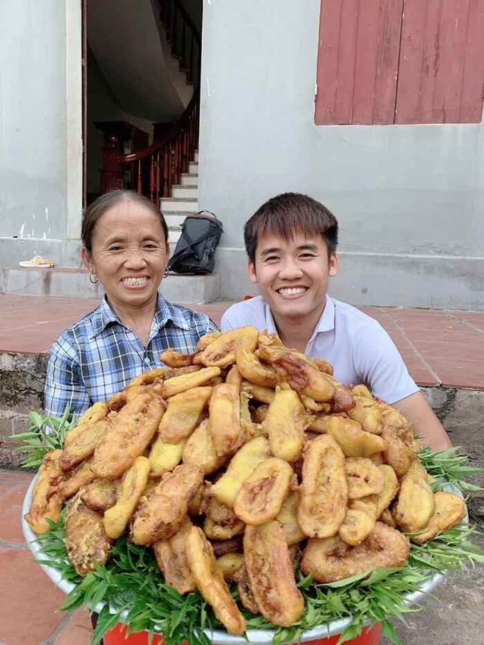 Dù kênh YouTube được lập từ tháng 2/2018, phải đến tháng 5/2019 bà Tân mới bắt đầu đăng tải video, nhưng chỉ trong thời gian ngắn, bà đã nhanh chóng trở thành cái tên gây sốt.