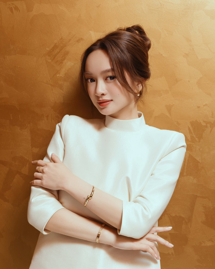 Sau khi "tút tát", Kaity Nguyễn tái xuất với diện mạo khác hẳn - vẫn xinh đẹp nhưng mang vẻ hiện đại, trẻ trung và thanh thoát hơn.