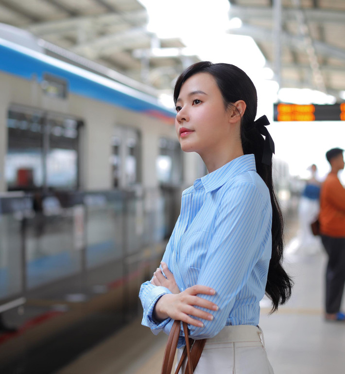 Trước đó, Midu cho hay từ lần đầu tiên gặp Minh Đạt, cô đã có cảm xúc đây chính là "định mệnh" của cuộc đời mình. Hiện tại, cả hai ở bên nhau mỗi ngày, chồng doanh nhân cho cô được cảm giác thoải mái, bình an.