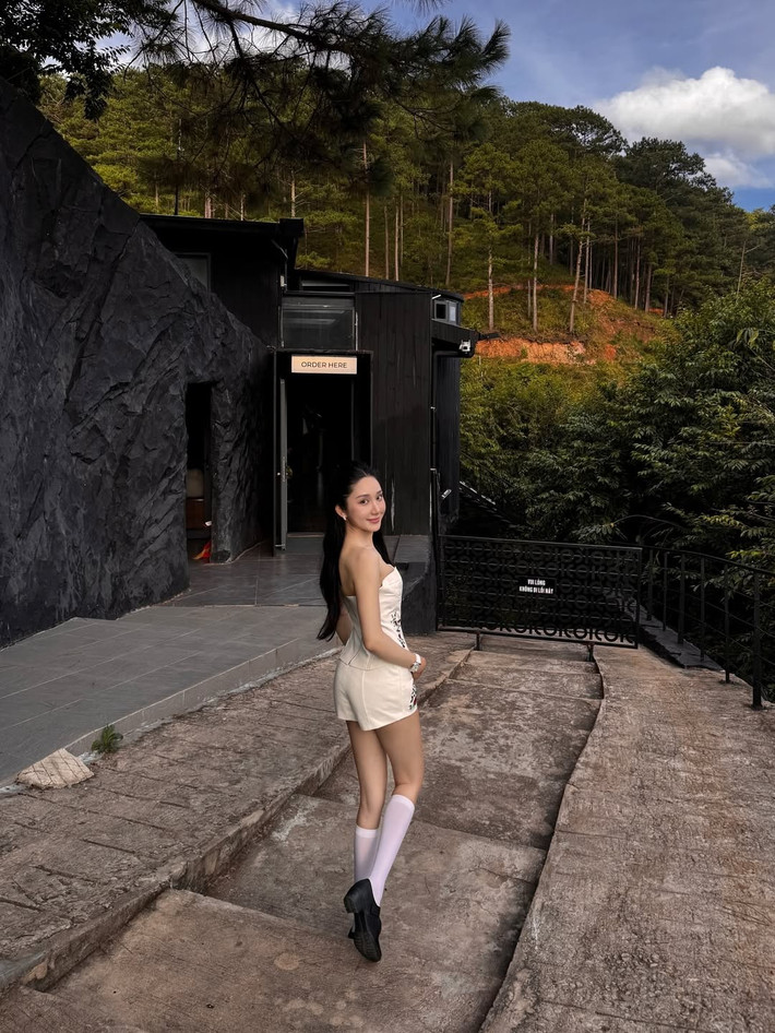 Dù không thường xuyên xuất hiện trên các nền tảng mạng xã hội, nhưng mỗi lần Mina Young đăng bài, cô nàng đều nhận được sự quan tâm lớn từ cộng đồng.