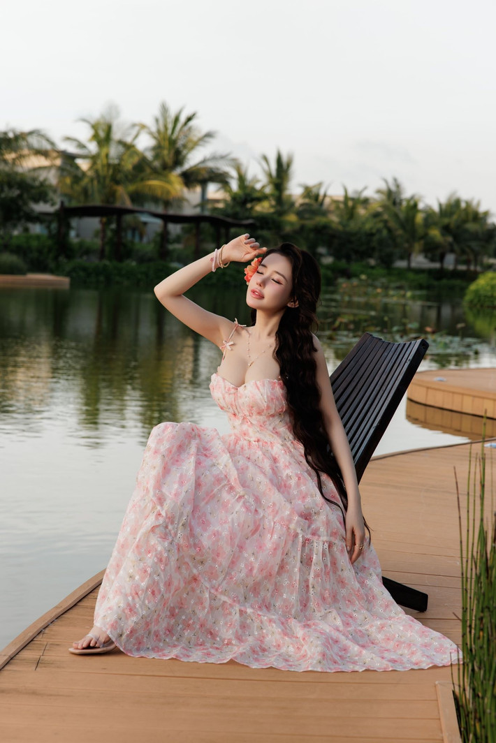 Về việc thoải mái công khai chia sẻ chuyện "dao kéo", Ngân 98 từng tiết lộ lý do: "Tôi luôn thích chia sẻ mọi thứ về mình cho mọi người biết. Mọi thứ tôi chia sẻ đều là những gì tôi trải nghiệm trong cuộc sống của chính mình".