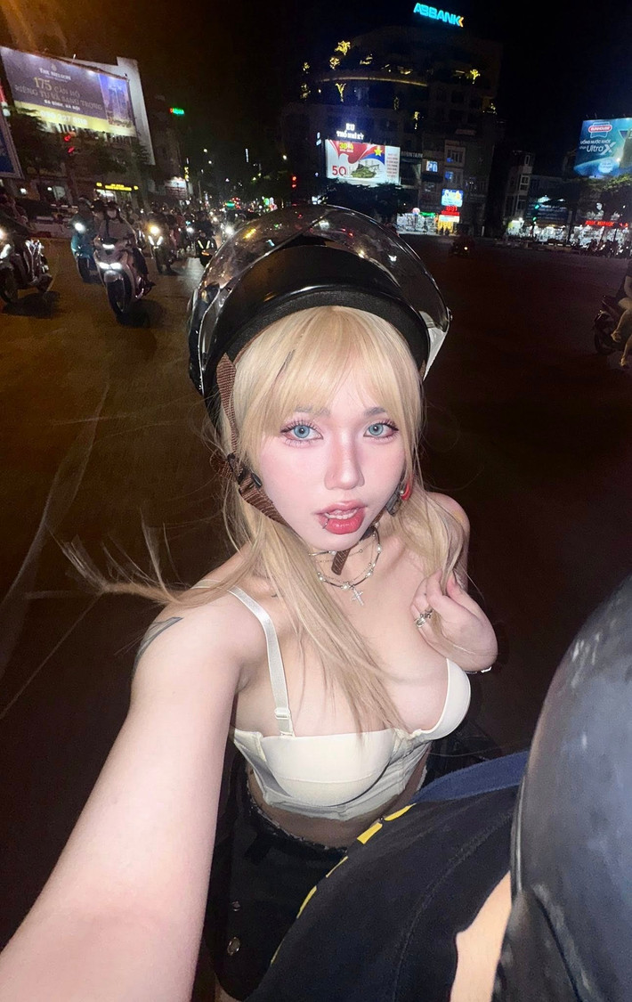 Khác với hình ảnh của nhiều hot girl "bánh bèo", Mai Anh nổi bật nhờ sự kết hợp giữa phong cách quyến rũ nhưng không phô, cá tính nhưng vẫn rất mềm mại.