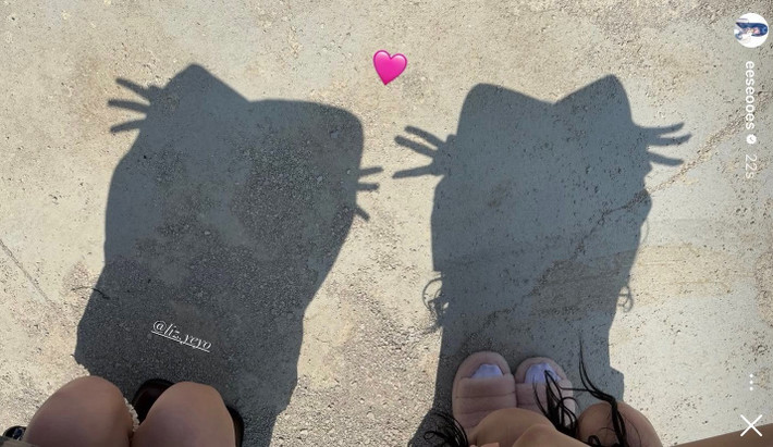 Eunchae (LE SSERAFIM) cũng đăng ảnh tạo dáng ngoài phòng tập với ánh sáng mềm mại, được fan khen “giống mèo thật sự luôn”.