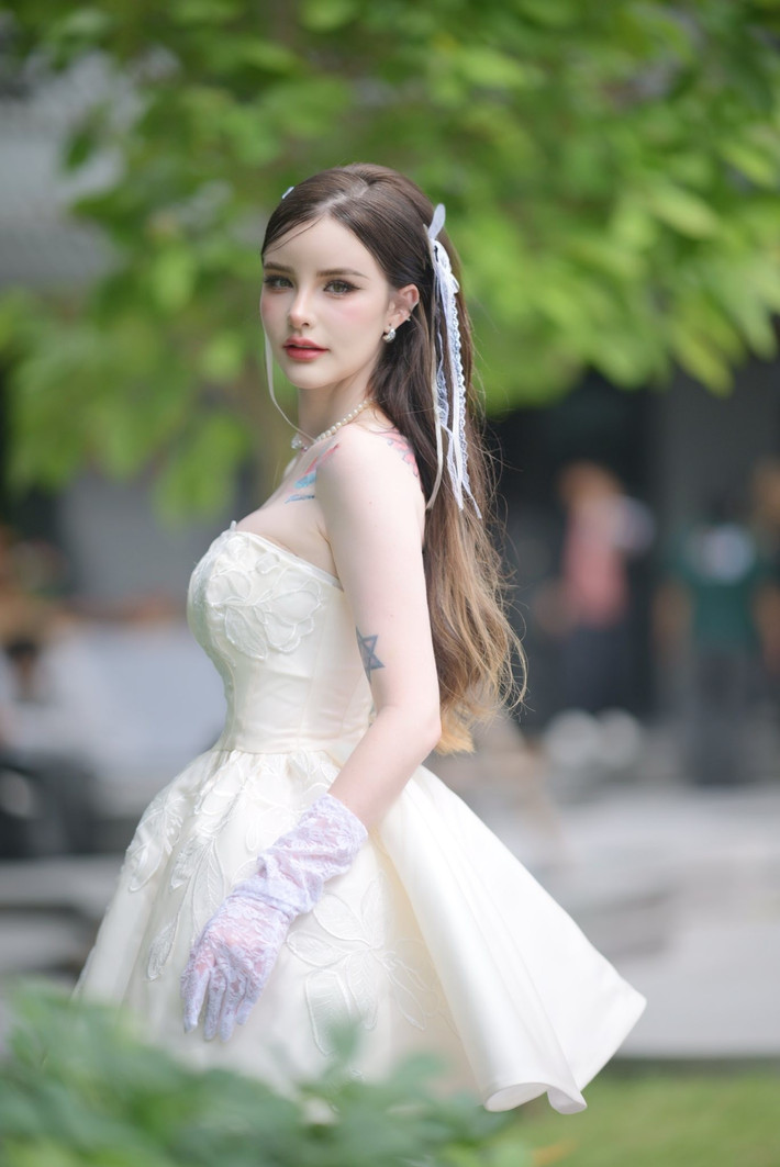 Jessie Vard là một người mẫu lai Thái-Ireland nổi tiếng, được biết đến với nhan sắc lai Tây nổi bật và hình thể nóng bỏng.