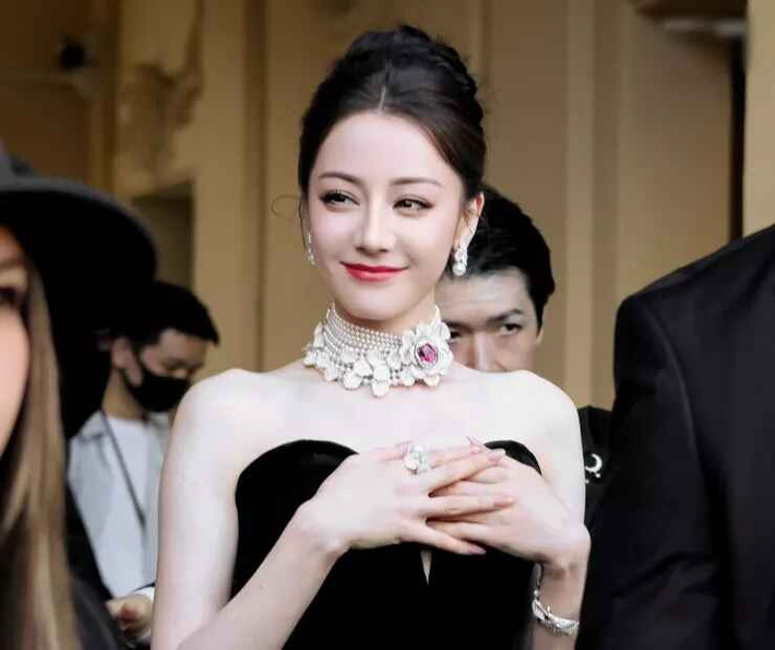 Nếu như trước đây, cô thường gắn liền với những bộ váy công chúa bồng bềnh, thì nay, Địch Lệ Nhiệt Ba không ngần ngại thử sức với những tạo hình táo bạo, sang trọng và đầy quyền lực.