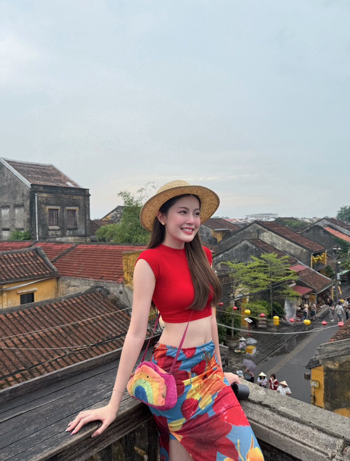 Với thần thái tự tin, cuốn hút, Babyboo không ngần ngại thử sức với bất kỳ phong cách nào, từ năng động, cá tính đến quyến rũ, sang chảnh.
