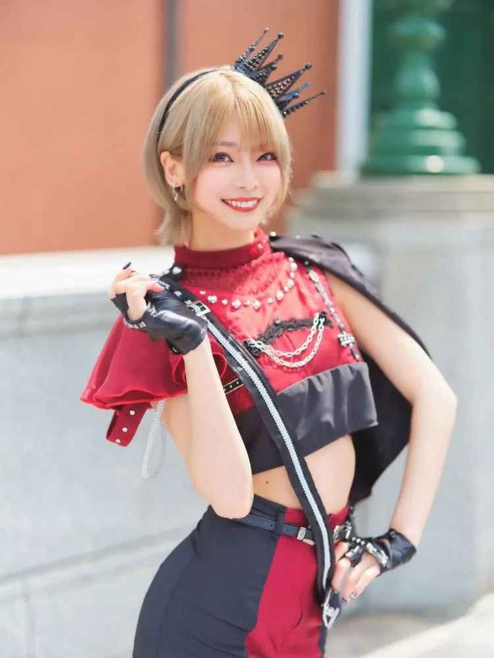 Đặc biệt, điểm thu hút chính là việc cô nàng cũng không ngại diện các bộ trang phục cosplay cực kỳ gợi cảm.