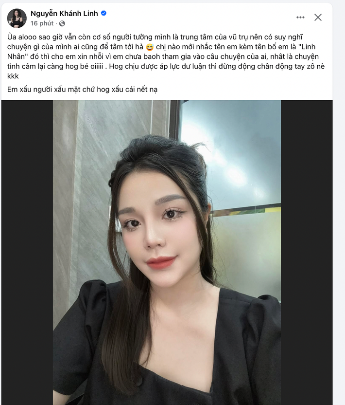 Mới đây, nàng WAG Nguyễn Khánh Linh - bà xã của trung vệ ĐT Việt Nam Bùi Tiến Dũng - lại tiếp tục trở thành tâm điểm trên mạng xã hội khi đăng tải một dòng trạng thái dài với lời lẽ đầy ẩn ý, được cho là "cà khịa ngược" ai đó vừa nhắc đến tên cô và bố cô trong một câu chuyện tình cảm.