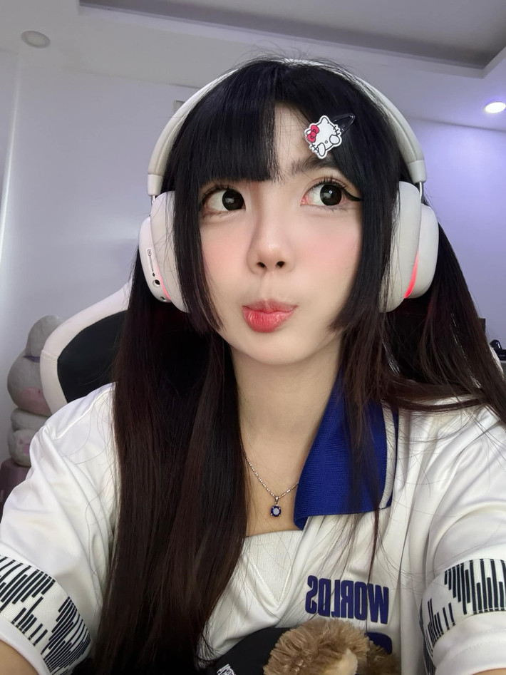 Vậy mới thấy, không cần chiêu trò phức tạp hay lời lẽ giật gân, các hot girl vẫn hoàn toàn có thể trở thành tâm điểm chú ý nếu đủ khéo léo.