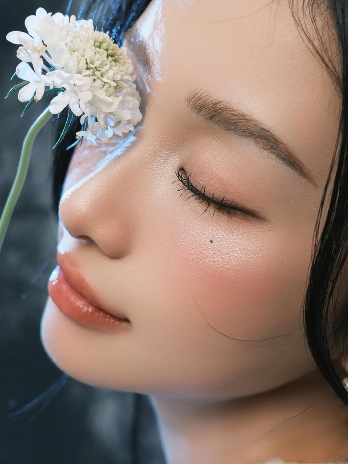 Vóc dáng mảnh mai, làn da trắng ngần dưới lớp áo dài càng làm tăng thêm vẻ đẹp "ngọc ngà" của nữ diễn viên.