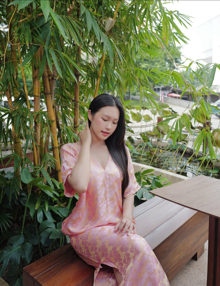 Bên cạnh đó, phần chân váy ôm sát, điểm thêm đường xẻ tà tạo nét mềm mại, quyến rũ vừa đủ.