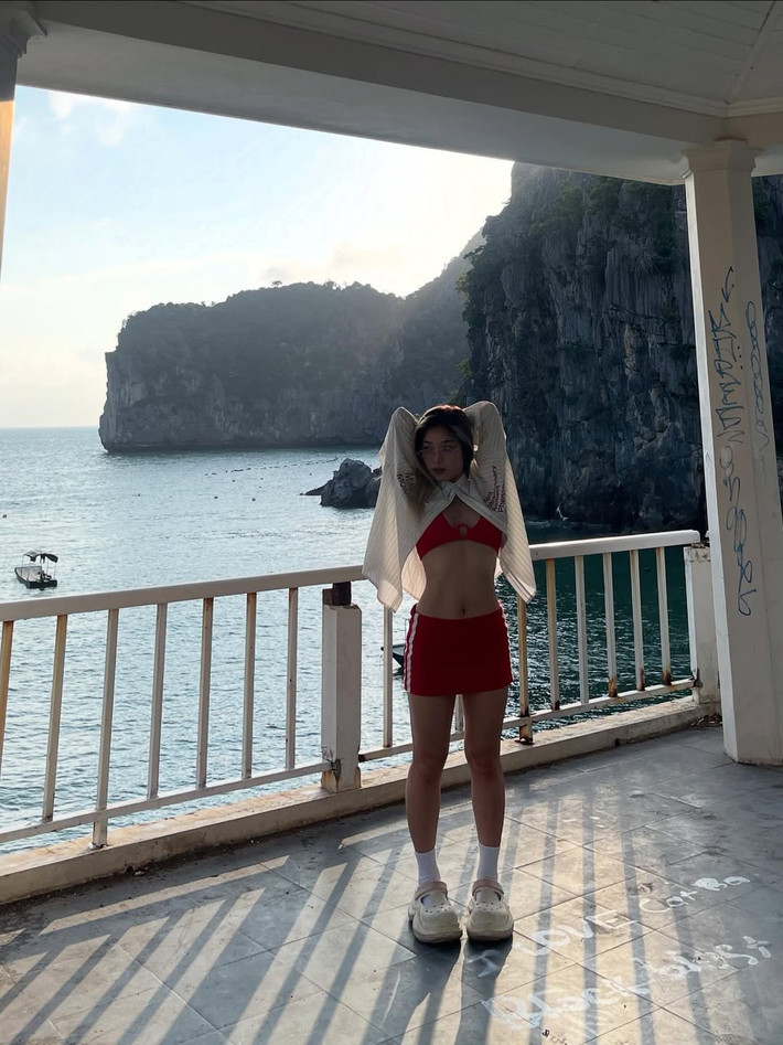 Khác xa với một Danmy dịu dàng, kín đáo thường thấy trên sân khấu Rap Việt, hình ảnh mới này cho thấy một khía cạnh hoàn toàn khác: trưởng thành, táo bạo và tràn đầy sự tự tin.