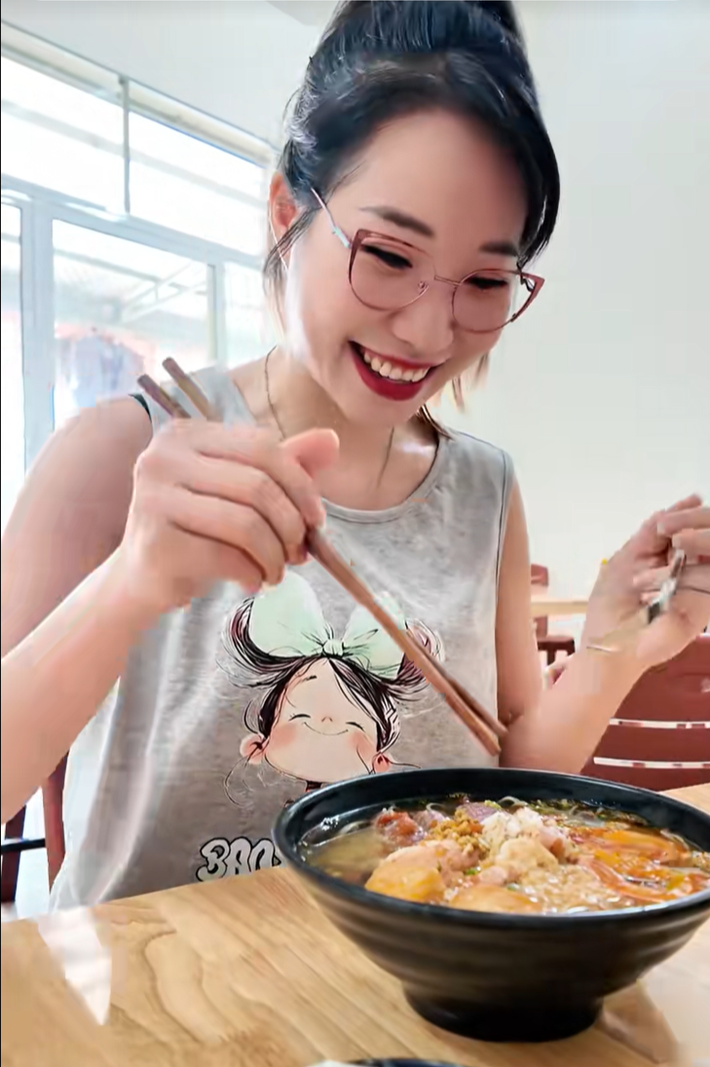 Đây không phải là lần đầu tiên Tú Linh gây “bão” mạng nhờ khả năng ăn uống ấn tượng.
