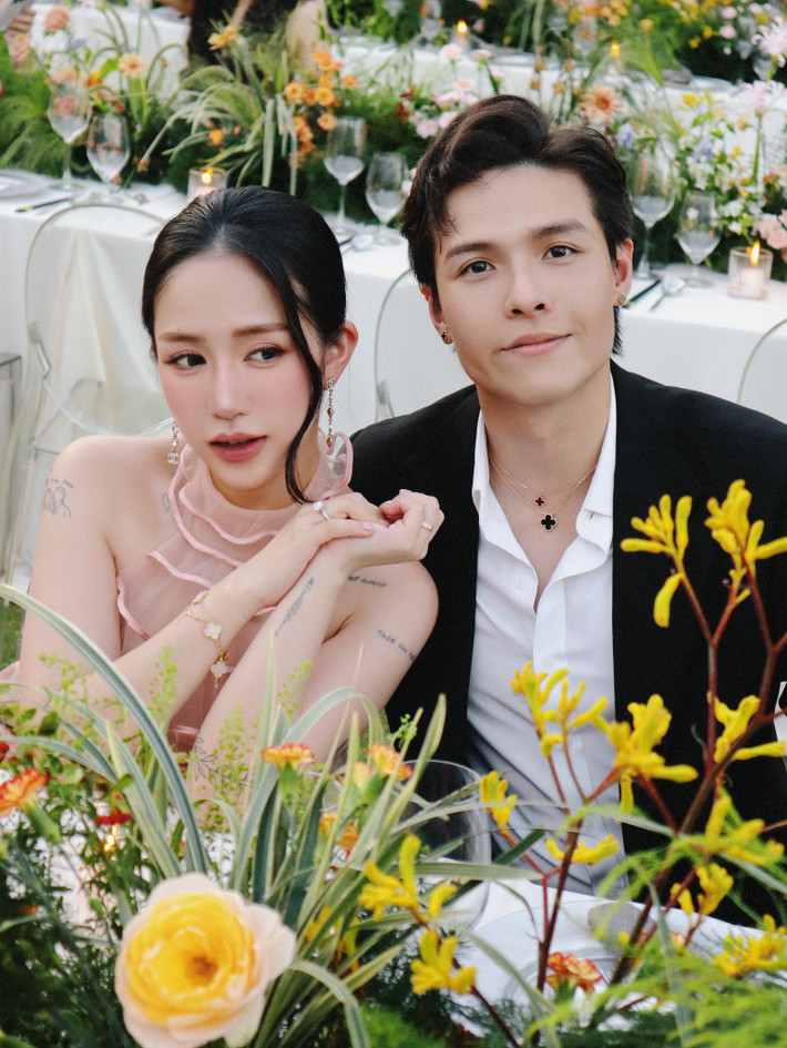 Ái nữ nhà Minh Nhựa xuất hiện trong thiết kế váy nhiều tầng khoe bờ vai gợi cảm. "Như chưa hề sinh em bé nào luôn, đẹp xuất sắc", một người theo dõi cảm thán dưới bài đăng.