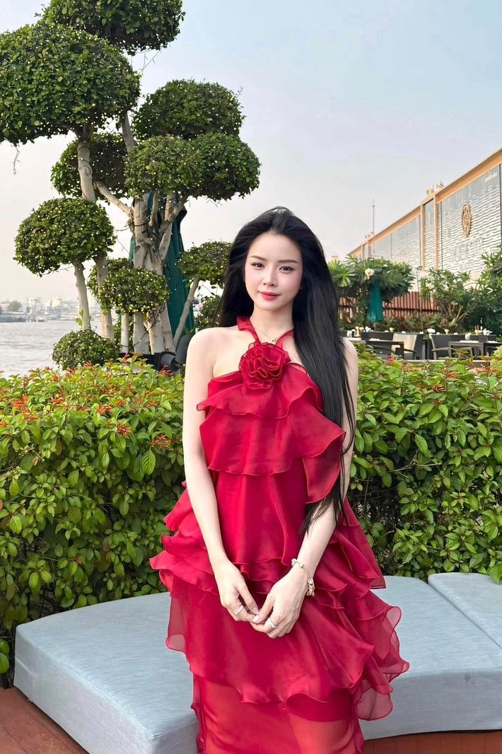 Bộ ảnh cosplay đẹp đến nao lòng của Mie, kết hợp giữa nét cổ trang huyền ảo và phong thái kiêu sa của một thần tiên tỷ tỷ, đã nhanh chóng "gây bão" trên các nền tảng mạng xã hội.