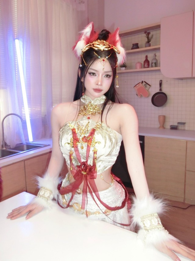 Trong bộ ảnh mới nhất, Mie đã tạm cất bàn DJ để khoác lên mình bộ trang phục cổ trang mang đậm phong cách tiên hiệp, hóa thân thành một "yêu hồ", mỹ nhân ngàn năm trong truyền thuyết, bước ra từ thế giới huyền ảo của 1 tựa game.