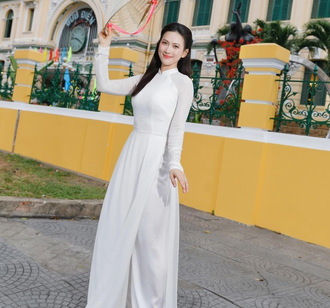 Phương Anh Đào dịu dàng, mong manh như một nàng thơ, có lúc lại đầy khí chất, sắc sảo và mạnh mẽ đến khó rời mắt.