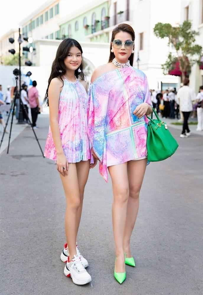 Trên trang cá nhân, nhà sản xuất Trương Ngọc Ánh chia sẻ bộ ảnh con gái Bảo Tiên trong buổi dạ tiệc prom của trường.
