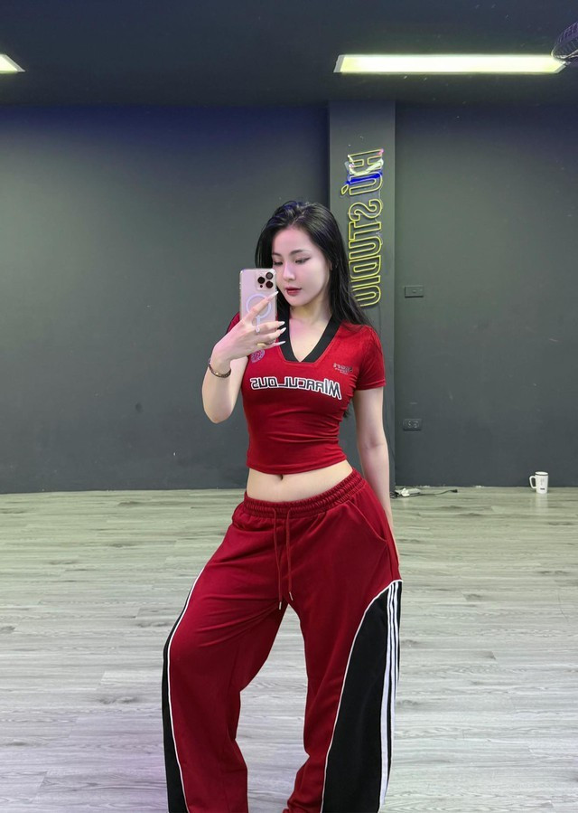 Mới đây, Hồng Minh lại tiếp tục khiến mạng xã hội "bùng nổ" khi đăng tải một video hướng dẫn lắc hông theo hình số 8 – một động tác tưởng đơn giản nhưng đòi hỏi kỹ thuật và thần thái cao.
