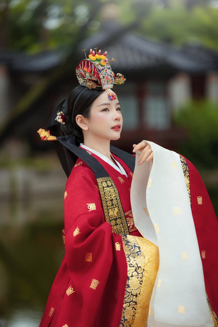 Theo tìm hiểu, đây được cho là động thái nhá hàng cho sản phẩm âm nhạc mới của Mie mang tên “Giá Như Ta Là Nhau”, dự kiến ra mắt vào ngày 15 tháng 7 này.