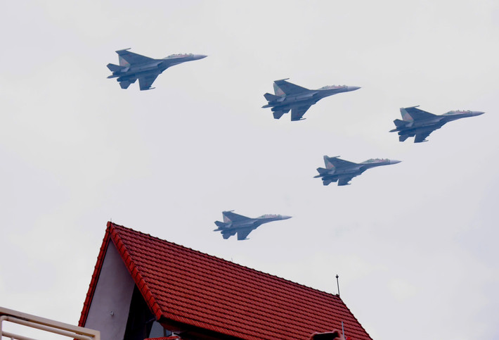 Máy bay tiêm kích Su-30MK2 diễn tập bay tạo hình, chuẩn bị cho đại lễ A80.