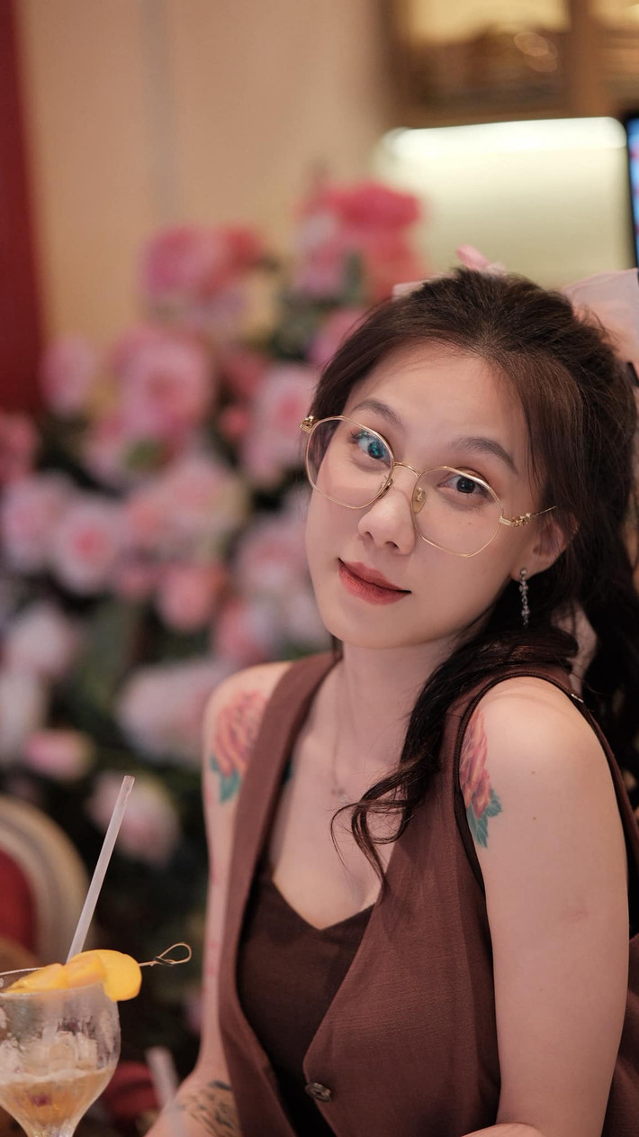 Trong một bình luận thân mật với fan, Alicia Meow đã bật mí một cách hóm hỉnh rằng bí quyết nằm ở hai trạng thái tình cảm tích cực: "Độc thân, vui vẻ, trẻ khỏe, yêu đời" và "Có bồ thì: yêu bồ, bồ yêu, hạnh phúc, tự nhiên mập thôi".