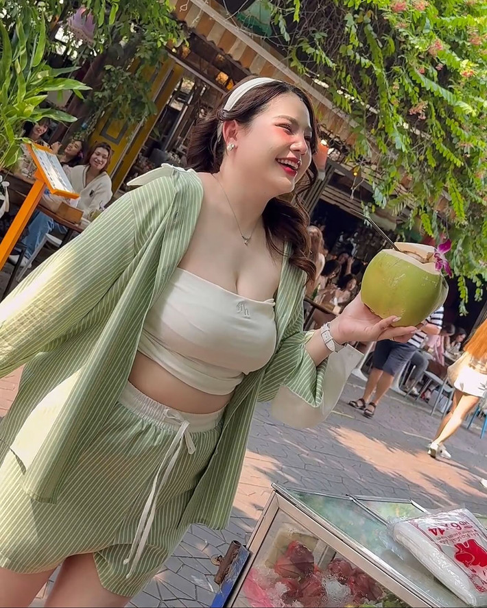 Thanee sở hữu thân hình đầy đặn, nhưng không vì thế mà cô nàng tự ti với vóc dáng hay xuề xòa không khoản ăn mặc.