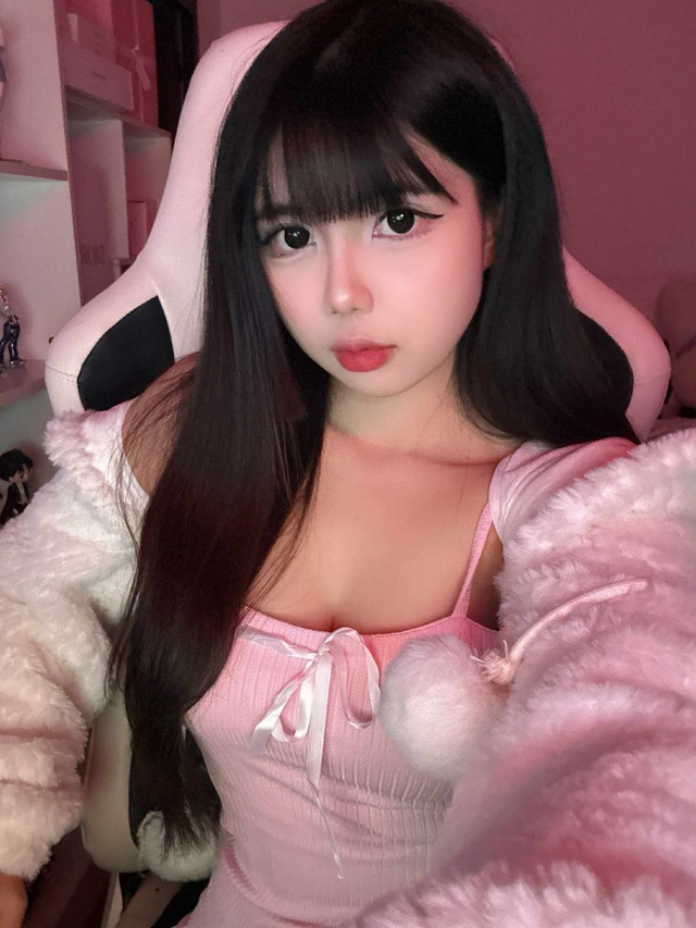 Chưa hết, Hà Phương Boo còn khiến người xem tan chảy khi viết caption đầy ngọt ngào: “Mấy anh zai gọi em Boo là gì ạ”? Rõ ràng, chỉ với việc "flex đồ" thôi cũng đủ để thấy nữ streamer tâm lý đến nhường nào.