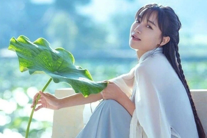 Sau đó, Lý Tử Thất được ông bà nội đón về nuôi. Năm 10 tuổi, ông của nữ Youtuber qua đời, gia đình không còn trụ cột kinh tế, cô đến thành phố làm thuê, từng ngủ gầm cầu vì không có tiền thuê nhà.