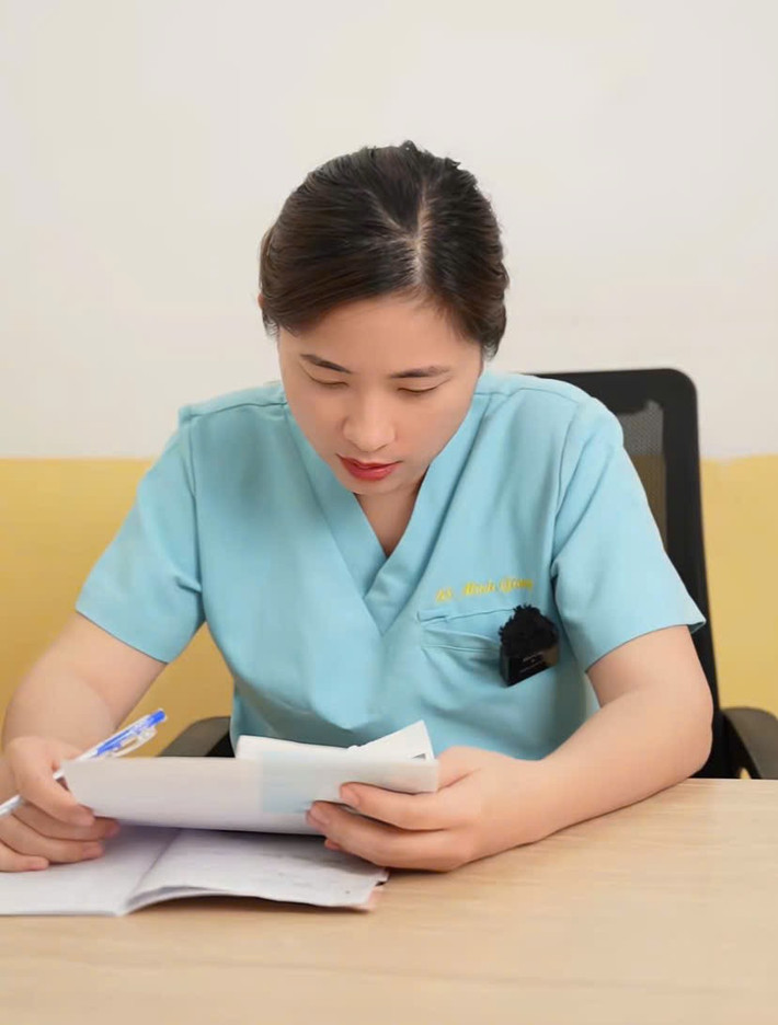 Ngoài công việc chính là bác sĩ, chị Minh Giang còn hoạt động tích cực trên mạng xã hội TikTok với những clip truyền tải kiến sức khỏe về sinh sản tới cộng đồng, thu hút hơn 100.000 lượt follow và 1,5 triệu lượt yêu thích.