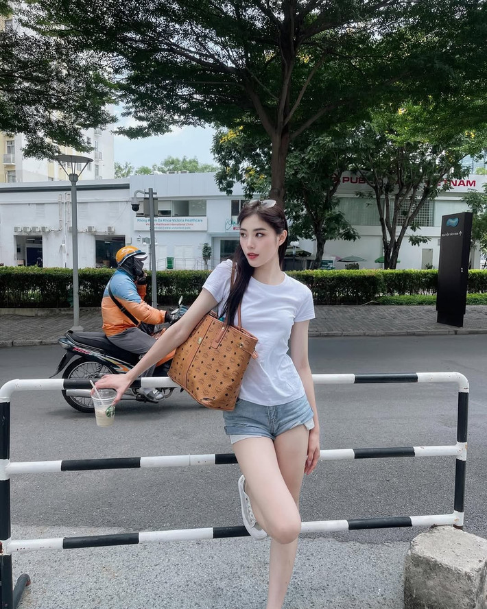 Sự thay đổi hình ảnh của Đặng Thu Huyền, đặc biệt là những khoảnh khắc diện bikini, đã tạo ra nhiều ý kiến trái chiều trong cộng đồng mạng. Một bộ phận người hâm mộ bày tỏ sự thích thú và khen ngợi vẻ đẹp trưởng thành, quyến rũ của cô. Họ cho rằng việc hot girl bóng chuyền này tự tin thể hiện bản thân là điều đáng khích lệ.