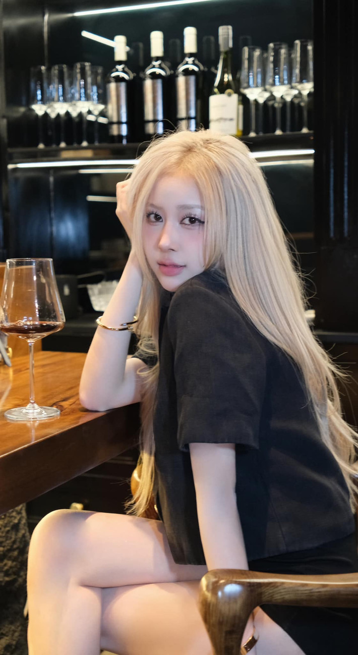 Lê Huyền Diệu, gương mặt được mệnh danh là "Rosé bản Việt" bởi nhan sắc ngọt ngào và phong cách cuốn hút. Điều này xuất phát từ những nhận xét cho rằng ngoại hình của cô nàng ngày càng có nhiều nét tương đồng với nữ thần tượng đình đám của nhóm nhạc BLACKPINK.