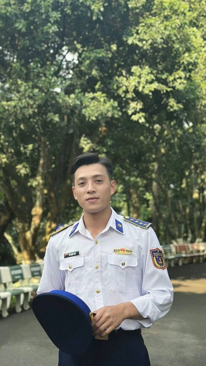Đang được nhắc tên nhiều ngày qua trên MXH là chiến sĩ Lữ May Ngoan (sinh năm 2000) thuộc khối Cảnh sát biển Việt Nam. Anh chàng là người yêu của Trung úy Ngô Lâm Phương (nickname Bộ đội chân dài - khối trưởng khối Quân y).
