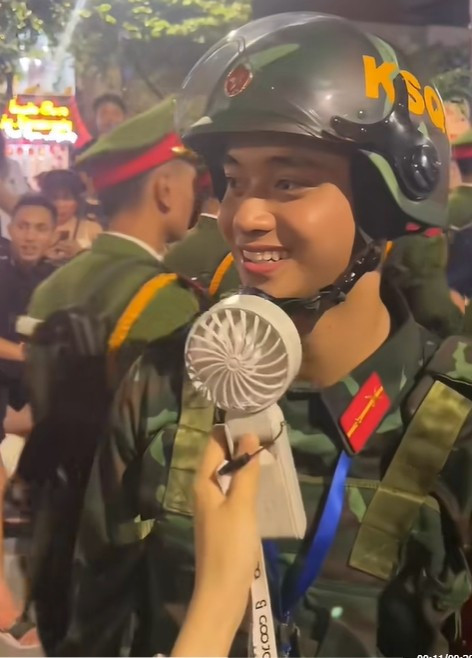 Chiến sĩ có tên Lê Văn Tú (SN 2005) gây ấn tượng với gương mặt điển trai. Hiện anh đang công tác trong khối Kiểm soát quân sự. Ảnh: novt11th11