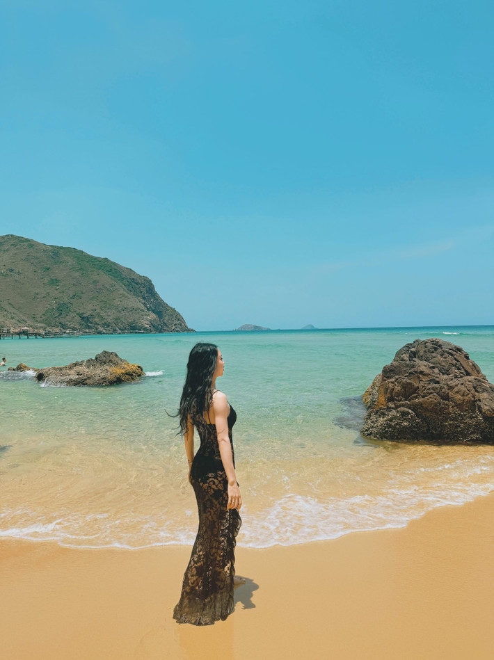 Khác hẳn với hình ảnh mạnh mẽ, rắn rỏi trong bộ đồ thể thao, Trần Thị Duyên ngoài đời sở hữu một thân hình cực kỳ quyến rũ với vòng eo "con kiến" săn chắc, cùng vóc dáng cân đối đáng ngưỡng mộ.