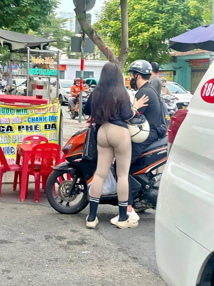 Thời gian gần đây, một trào lưu gây tranh cãi lớn trong cộng đồng mạng Việt Nam là việc các cô gái mặc đồ tập gym ra đường, không chỉ đến phòng tập mà còn đi siêu thị, quán cà phê, hay thậm chí là dạo phố.