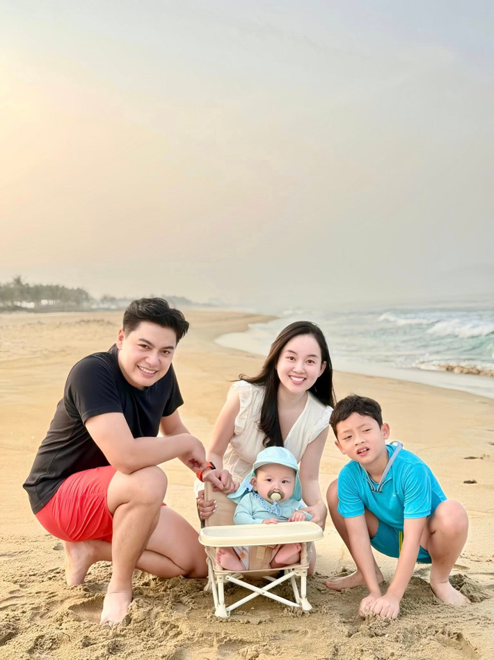 "Lúc trước, có một khoảng thời gian mình bị áp lực công việc và cuộc sống, khi đó mình có nghe một số bài giảng về cách để vượt qua áp lực, chữa lành tâm hồn, đó cũng là lúc mình bắt đầu tìm hiểu về thiền và yoga", cô tâm sự.