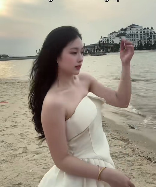 Toàn nhắc đến những “cái được” khi làm bà chủ quán phở từ năm 19 tuổi đến nay, phải chăng công việc này đơn giản và màu hồng quá, Hồng Nhung phủ nhận ngay. Cô cho hay chẳng có công việc nào là dễ dàng. Chính cô bạn cũng phải kiên trì, nỗ lực mỗi ngày.