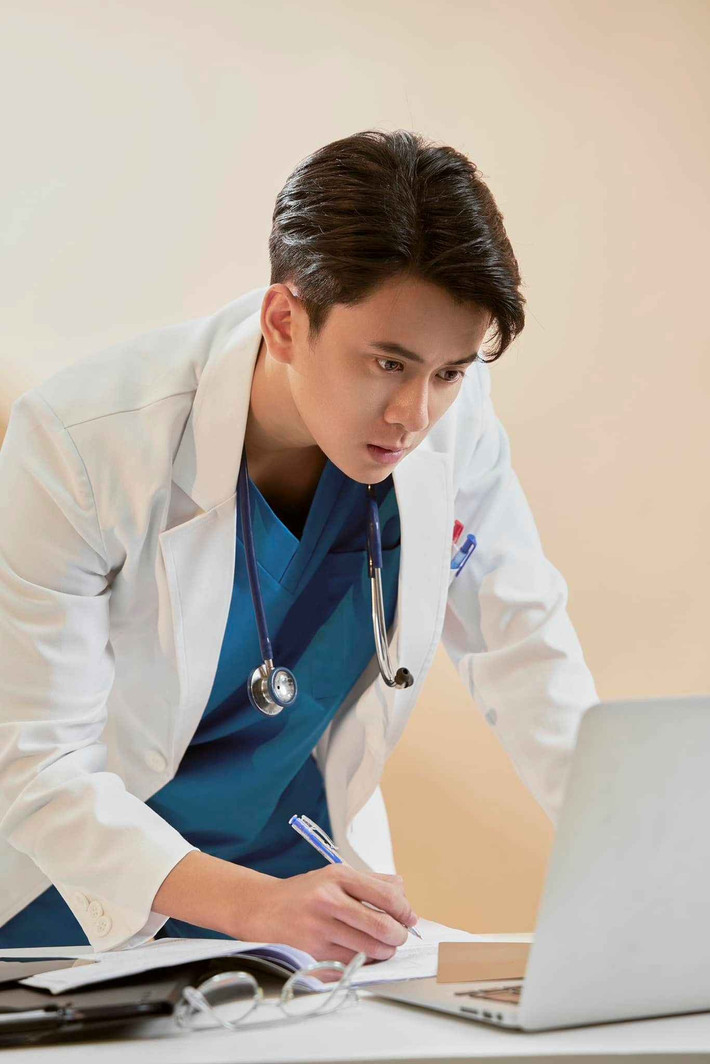Quang Lâm được mệnh danh là bác sĩ hot boy nhờ ngoại hình sáng cùng chiều cao lý tưởng 1m83. Nhờ chăm chỉ tập gym và ăn uống khoa học, anh có cơ bụng 6 múi, body rắn chắc. Ngoài công việc chuyên môn, 9X còn thử sức bản thân trong vai trò mẫu ảnh, diễn viên.
