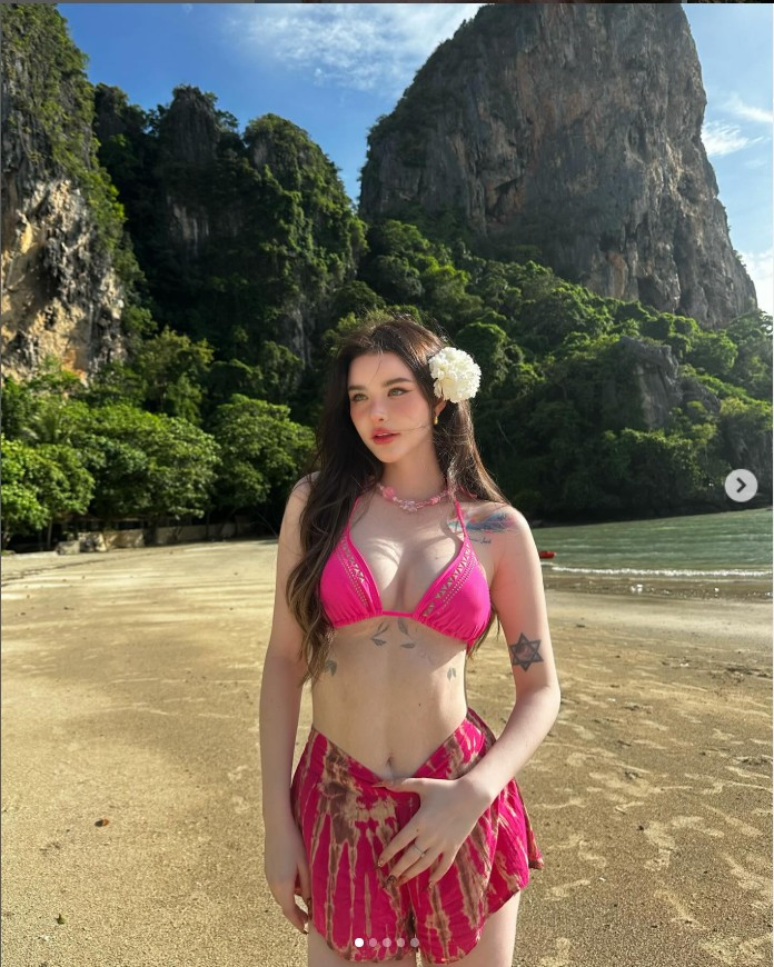 Bên cạnh những lời khen ngợi về nhan sắc và sự táo bạo của Jessie Vard, nhiều người cũng đánh giá cao tính nghệ thuật và sự sáng tạo trong phong cách bodypainting lần này.