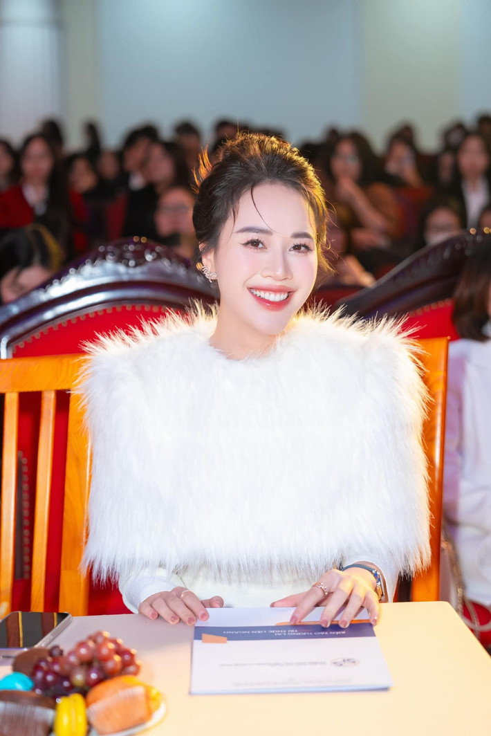 Kèm theo đó, Mai Phương hài hước cho biết, em bé sắp chào đời có khả năng sẽ làm kiến trúc sư. Bởi khi còn nằm trong bụng, em đã thường xuyên được đi theo mẹ đến kiểm tra tiến độ của công trường.