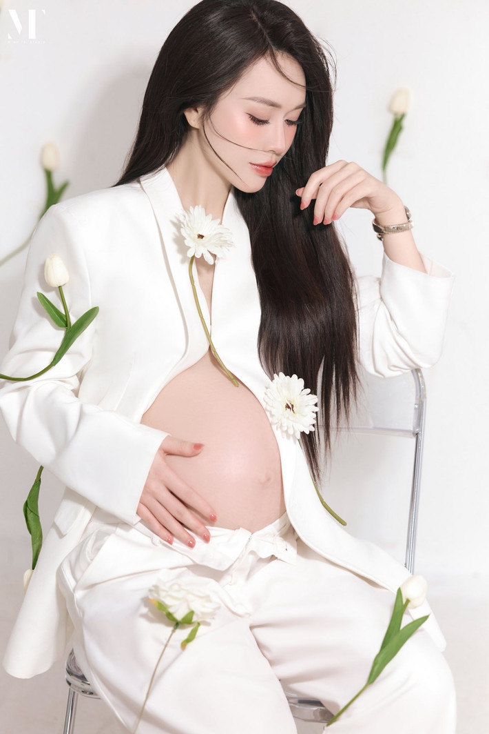 Trong lần mang bầu thứ hai, MC Ngô Mai Phương đã "chơi lớn" khi quyết định chụp tới 10 bộ ảnh bầu trước khi lâm bồn. Điều này cho thấy cô rất trân trọng từng khoảnh khắc trong giai đoạn đặc biệt này.