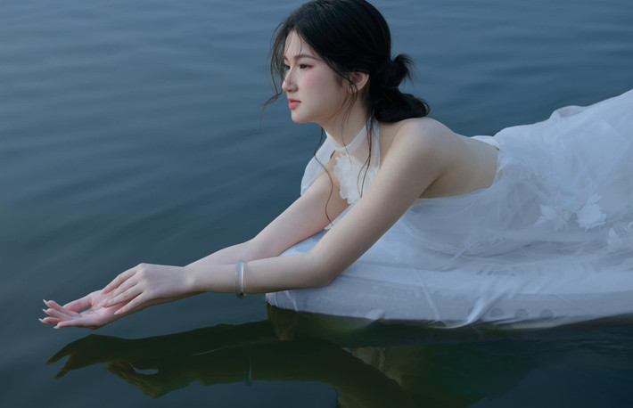 “Nàng Mơ không hỗn, Nàng Mơ chỉ đang sống thật. Không có lớp mặt nạ ngọt ngào giả dối, không có ‘dạ dạ vâng vâng’ cho đẹp cảnh hậu trường… Nàng Mơ vẫn là Nàng Mơ - chỉ là hôm ấy, nàng mải diễn chứ không rảnh đóng kịch” - trích từ chia sẻ của bố Nàng Mơ.