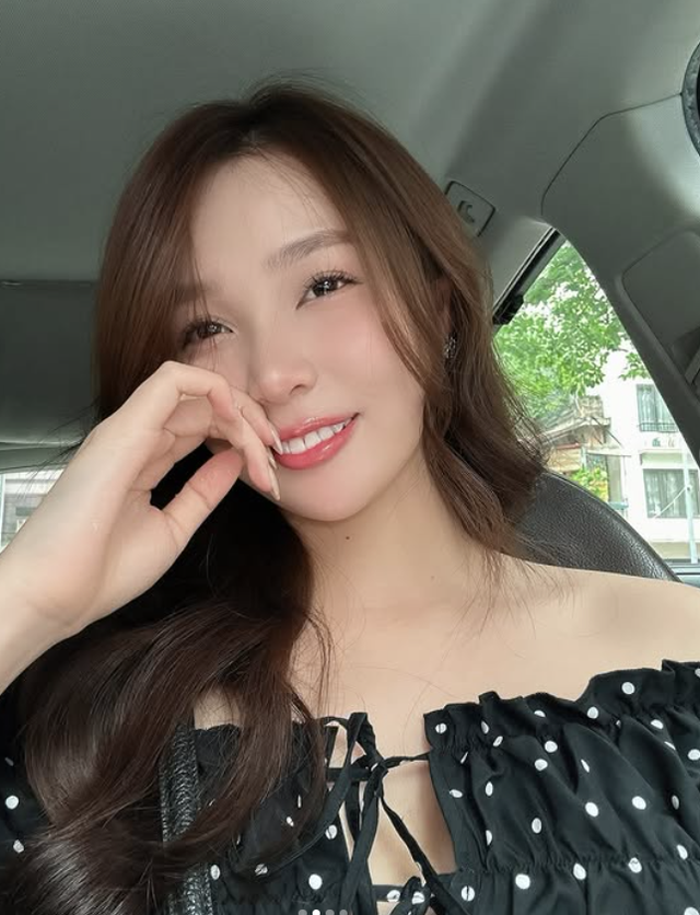 Với ngoại hình dễ thương, vóc dáng nuột nà, giọng nói hút hồn, đặc biệt là khả năng giao tiếp dí dỏm, bóng hồng này khiến đốn tim hàng ngàn người xem trên các phiên livestream.