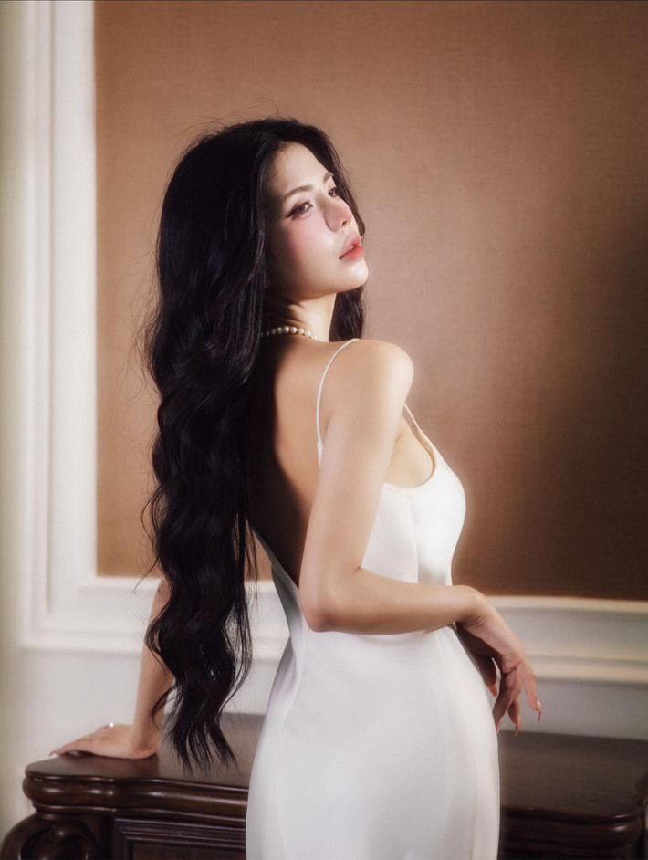 Chỉ với vài giây ngắn ngủi xuất hiện trên sóng, nhan sắc rạng rỡ và thần thái tự tin của Mai Dora đã ngay lập tức thu hút sự chú ý của cộng đồng mạng quốc tế.