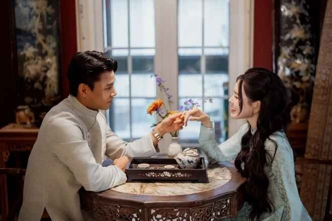 Trần Bích Hạnh, bạn gái cầu thủ Vũ Văn Thanh, chia sẻ loạt ảnh chụp chung tình tứ với nam hậu vệ trên trang cá nhân. Bộ ảnh được thực hiện vào dịp Tết Nguyên đán vừa qua, thời điểm cả hai chưa công khai hẹn hò.