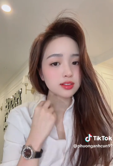 Hot girl 9x, gái xinh pickleball, bạn gái quốc dân… là những biệt danh mà người hâm mộ ưu ái dành cho Lê Phương Anh, cô nàng sở hữu nửa triệu người theo dõi trên mạng xã hội.