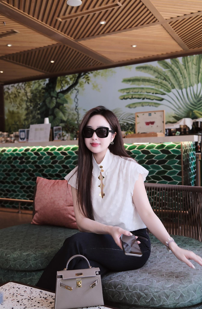 Hy vọng thời gian tới, Lê Phương Anh sẽ có thêm động lực, vượt qua mọi khó khăn và trở lại với hình ảnh một "hot girl thư ký" rạng rỡ.